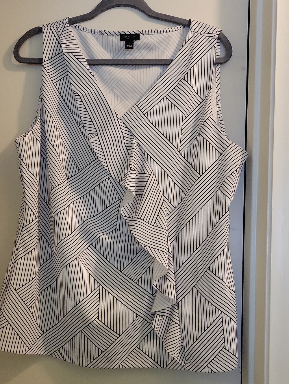 Anne Taylor White & Black Ruffle V-Neck Sleeveless Dress